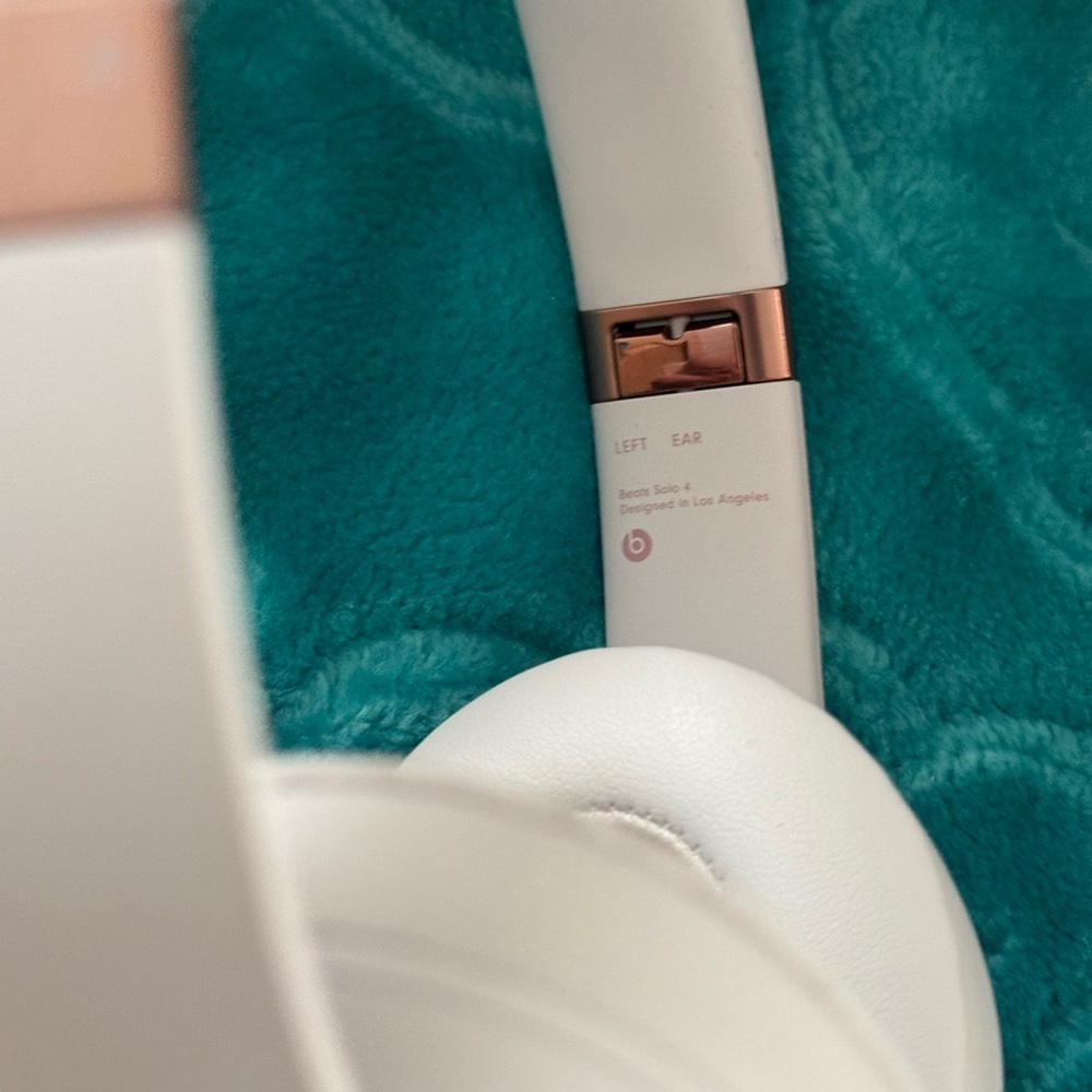 Light pink BEATS SOLO 4 Wireless Headphones - Picture 3 of 3